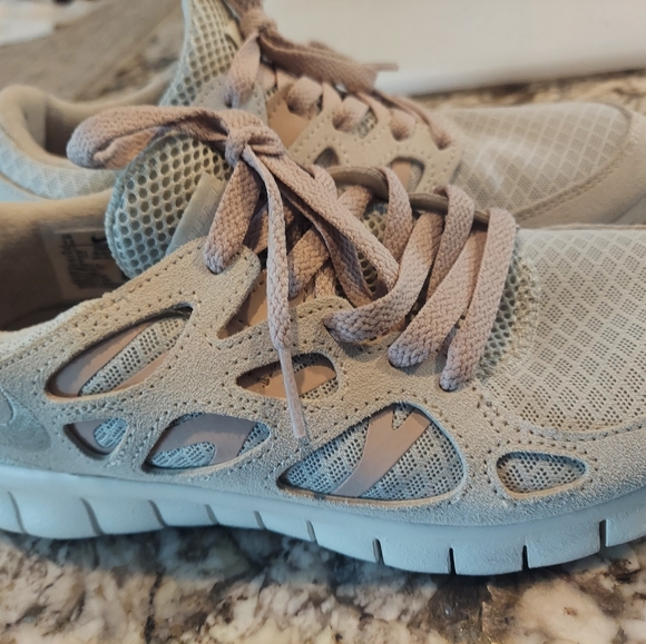 Nike Women's Sneakers in Beige and Cream - Picture 3 of 16